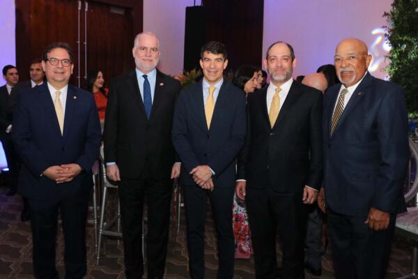 Ejecutivos de Fiduciaria La Nacional y Asociación La Nacional junto al Superintendente de Bancos