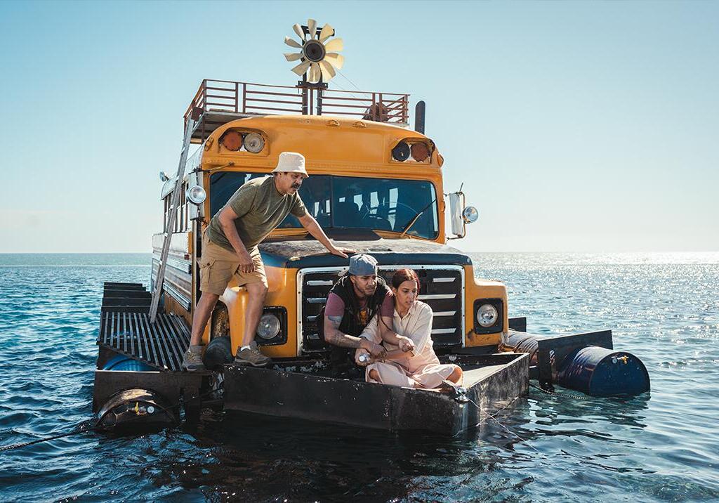 “El Tiburón” es una historia conmovedora que mezcla comedia y drama, abordando la lucha de tres parejas de Cuba, República Dominicana y Haití, quienes, impulsadas por el sueño americano, emprenden un peligroso viaje hacia Miami.