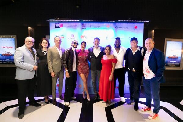 El elenco y parte del equipo de producción durante la gala premier de 