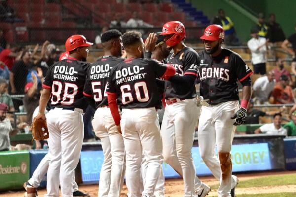 El escogido celebra su remontada frente a las Estrellas, este miércoles 6 de noviembre, en la Pelota Invernal