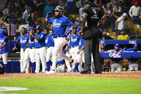 Emilio Bonifacio coenctó jonrón en la victoria del Licey frente a los Gigantes en la Pelota Invernal