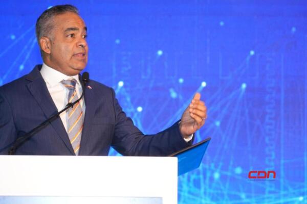 República Dominicana necesitará entre 250 y 400 MW de almacenamiento de energía para 2028, según ministro Santos