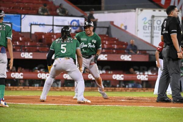 Enmanuel Valdez y Eguy Rosario celebran anotar una carrera de las Estrellas frente a los Gigantes este jueves 14 de noviembre en San Francisco