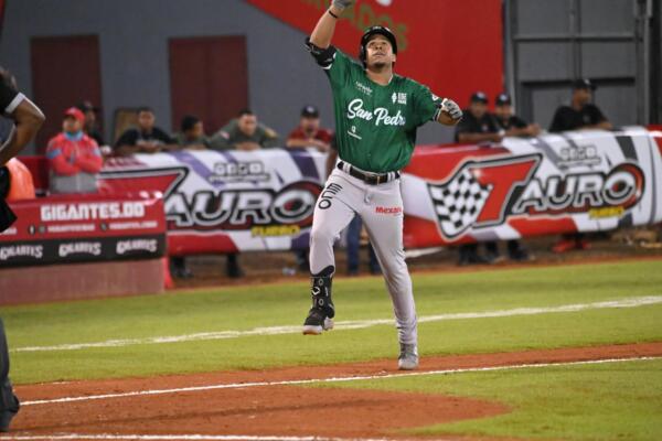 Enmauel Valdez celebra su jonrón con las bases llenas para darle la victoria a las Estrellas frente a los Gigantes del Cibao en la pelota invernal
