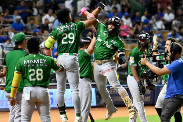 Estrellas celebran triunfo frente a los Tigres del Licey en la pelota invernal