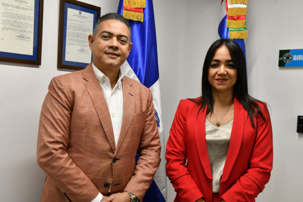 La ministra de Interior y Policía, Faride Raful visitó las instalaciones de la Dicat donde conoció el avance investigativo del departamento.