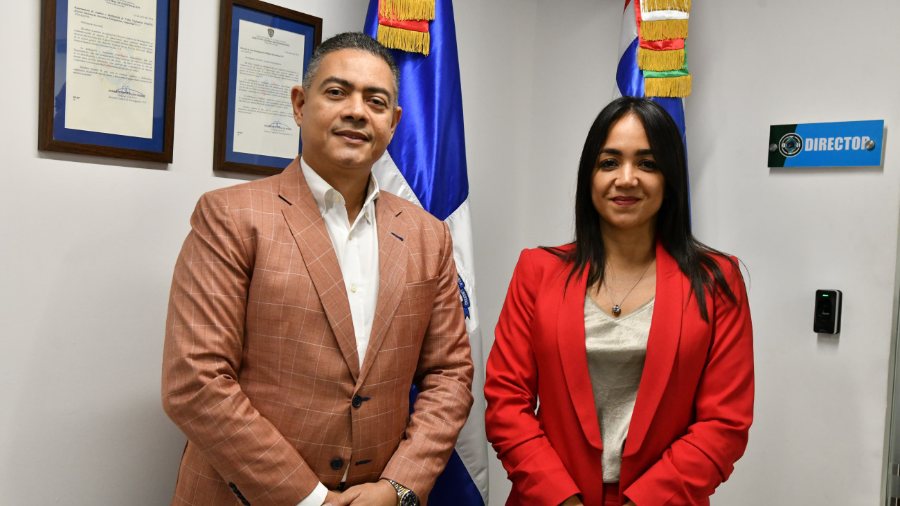 La ministra de Interior y Policía, Faride Raful visitó las instalaciones de la Dicat donde conoció el avance investigativo del departamento.
