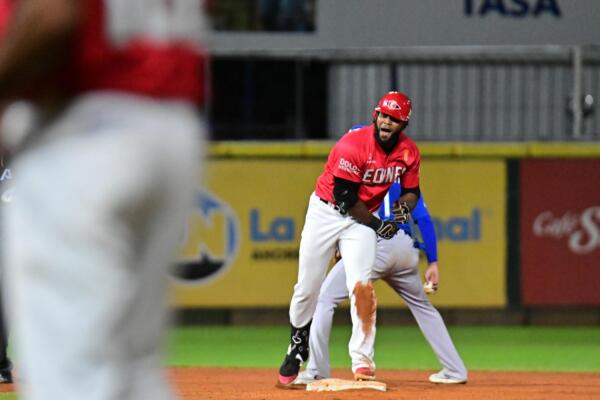 Franchy Cordero celebra batazo ganador con los Leones del Escogido frente a los Tigres del Licey en la pelota invernal