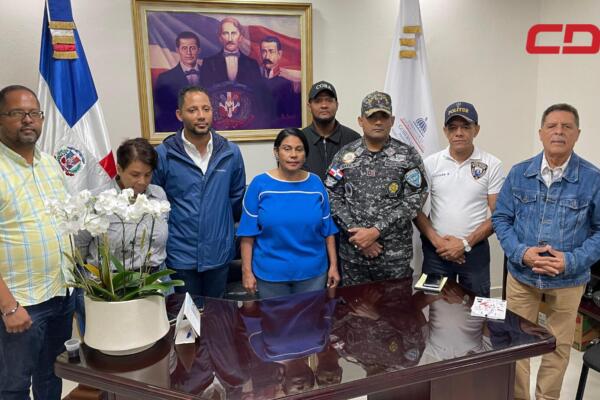 Amada López, gobernadora de la provincia María Trinidad Sánchez junto a otras autoridades. 