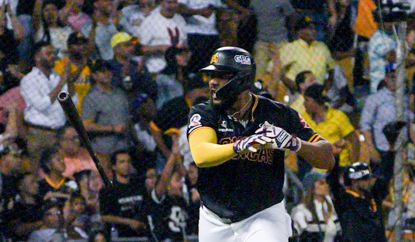 Águilas remontan y vencen al Licey en la pelota invernal