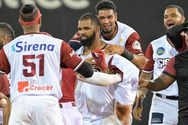 Gigantes del Cibao celebran el hit de Carlos Peguero que dejó en el terreno a los Tigres del licey en la pelota invernal