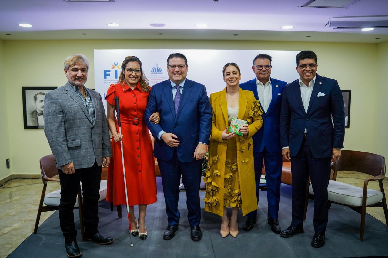 Gloria Reyes presenta su primer libro de superción personal