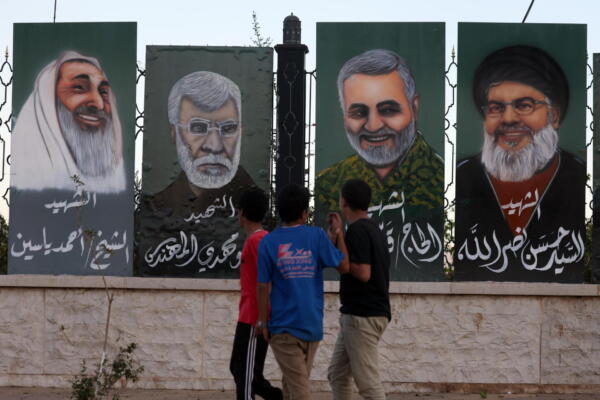 Pinturas que representan (de D a I) al presidente del Consejo Político Supremo de los hutíes, Mahdi al-Mashat, al fallecido líder de Hezbollah en Líbano.EFE/EPA/YAHYA ARHAB