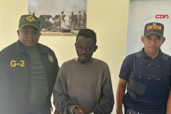 Detienen y entregan a la Policía haitiano que agredió médicos en Hospital Darío Contreras.(foto, fuente externa)