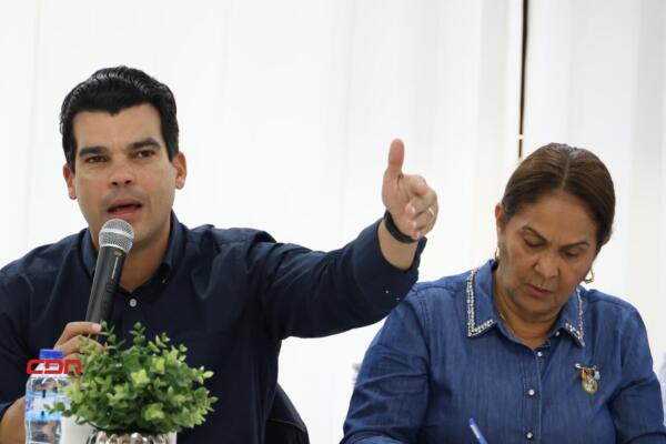 Wellington Arnaud, se reunió con representantes comunitarios de la provincia Duarte. (foto, fuente externa)