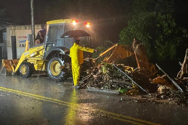 Lluvias provocan inundaciones en la comunidad del Papayo y en el municipio del Factor, provincia María Trinidad Sánchez.
