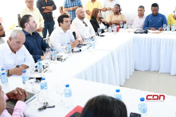 El funcionario escuchó atentamente por más de cinco horas a cada comunitario.(foto, fuente externa)