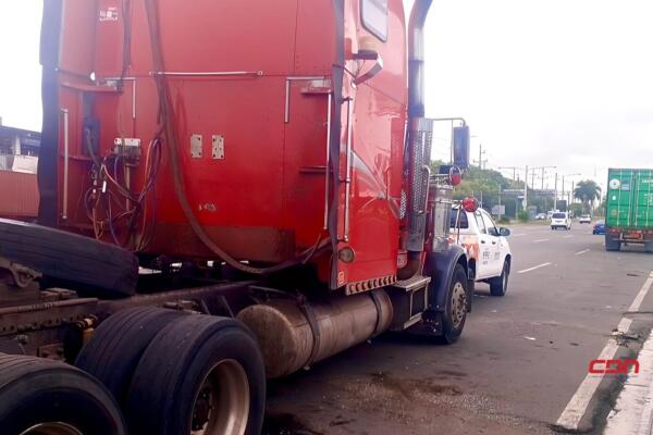 Intrant ordena retirar furgones parqueados en avenidas Las Américas y Luperón por  peligro y obstrucción.(foto, fuente externa)
