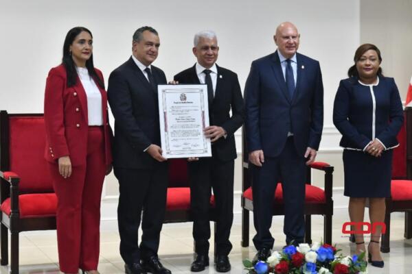 Ricardo de los Santos, juramentó a los nuevos miembros titulares de la Junta Central Electoral.(foto Danny Polanco)