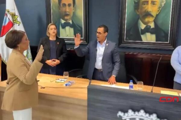 Juramentan a Amparo Custodio como alcaldesa de La Vega.(foto, CDN)
