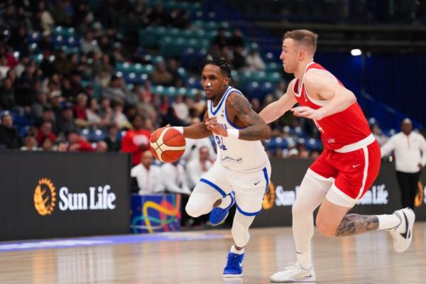 Jassel Pérez de Repúblcia Dominicana ataca frente a Canadá