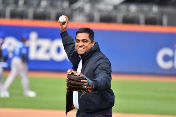 Kelvin Cruz, ministro de Deportes haciendo el lanzamiento de honor en Serie de Titanes