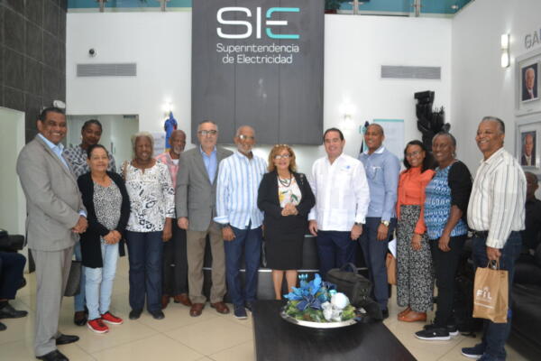 Representantes de diversas organizaciones sociales, ambientales y de empresas solares en la Superintendencia de Electricidad