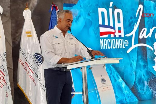 el ministro de Energía y Minas, Joel Santos, anunció que durante este año se han exportado más de 55,000 libras de larimar.(foto, fuente externa)