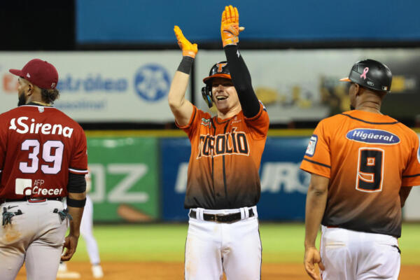 Los Toros del Este vencen a los Gigantes del Cibao y escalan al quinto lugar de la tabla de clasificación de la Pelota Invernal