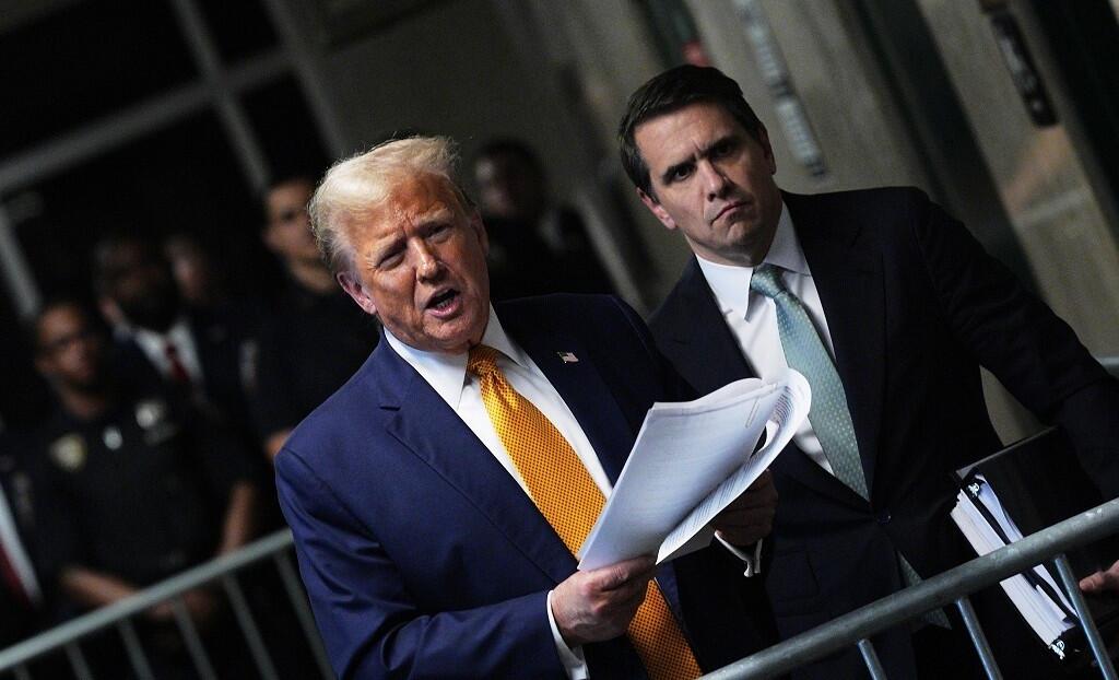 Donald Trump y su abogado Todd Blanche frente a la Corte criminal de Manhattan, Nueva York, 14 de mayo de 2024