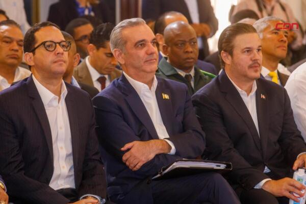 Luis Abinader anunció que la reducción de la burocracia ha generado ahorros de más de 60 mil millones de pesos.(foto, fuente externa)