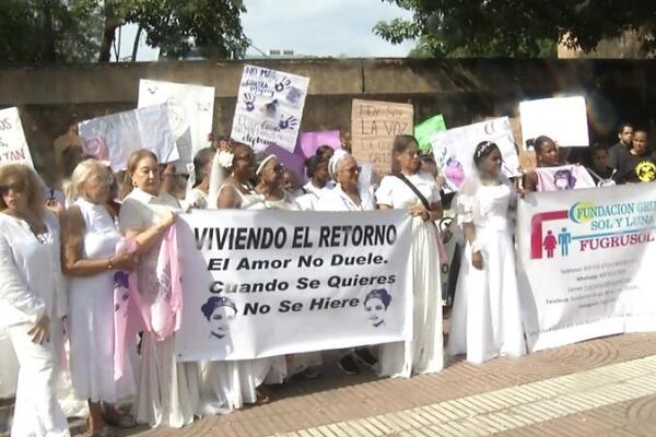 En contra del feminicidio, el colectivo Viviendo el Retorno, realizó este domingo la Marcha de las Novias buscando concienciar sobre el tema.