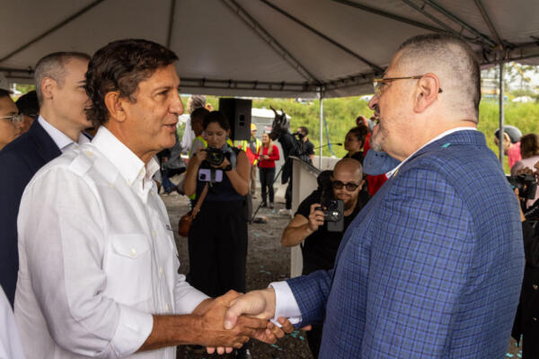 El Presidente Rodrigo Chávez saluda a Manuel Estrella a su llegada a la inauguración del paso elevado de Taras. 
Foto: Fuente externa