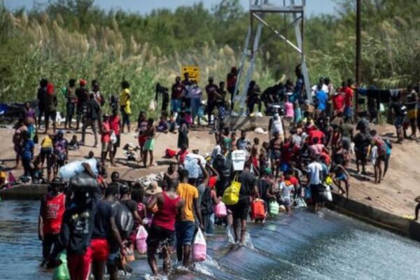 Migrantes procedentes de Haití mientras esperan en el río Bravo para cruzar rumbo a Estados Unidos, en Ciudad Acuña, estado de Coahuila, México. (Foto: EFE/Miguel Sierra)