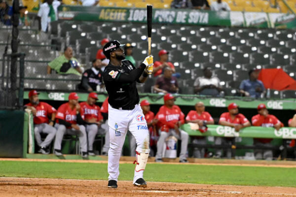 Miguel Sanó conectó jonrón en la victoria de las Estrellas frente al Escogido en la pelota invernal