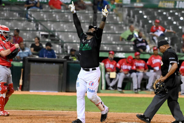 Miguel Sanó mira al cielo y celebra su jonrón para su equipos, las Estrellas, que vencieorn al Escogido 4-2