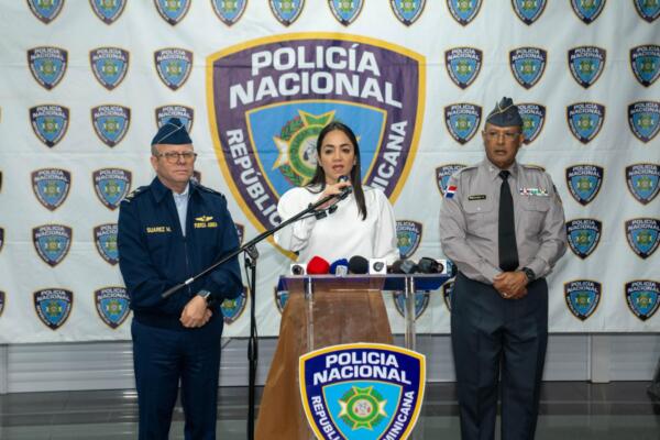 La ministra Faride Raful junto a los mayores generales Floreal Suárez Martínez y Ramón Guzmán Peralta, comandante de la Fuerza Aérea y director de la Policía Nacional, respectivamente.
