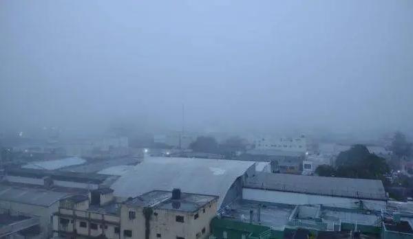Este martes 12 de noviembre, Santo Domingo amaneció bajo una capa de neblina ligera, que se volvía más densa hacia el norte de la capital.