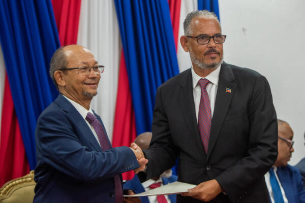 El empresario Alix Didier Fils-Aimé (d) participa en un acto de posesión como nuevo primer ministro de Haití, este lunes en Puerto Príncipe (Haití). EFE/ Johnson Sabin