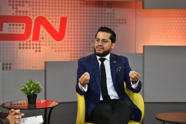 Raúl Ovalles, economista estableció puntos por los que es necesaria una nueva reforma fiscal que alivie la economía (foto: Danny Polanco)