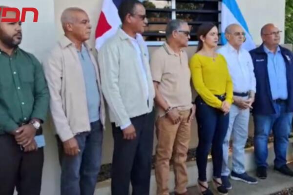 Autoridades que realizan operativo en la Regional Cibao-Noroeste.