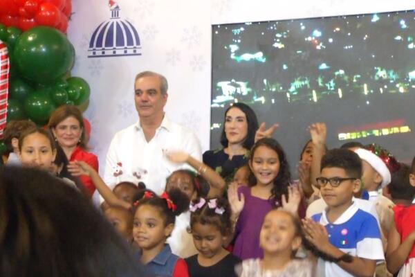 Gobierno enciende la Navidad en el Palacio Nacional