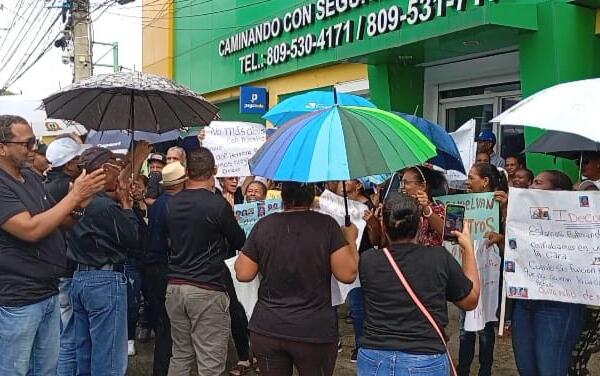 En Santo Domingo, ahorrantes de la cooperativa, Coop Herrera, volvieron a protestar en reclamo de que les sean devueltos sus ahorros.