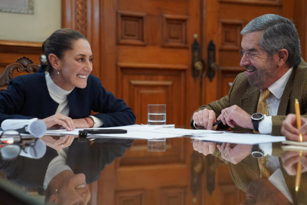 Claudia Sheinbaum durante una conversación telefónica con Donald Trump, este miércoles en el Palacio Nacional de Ciudad de México. EFE.