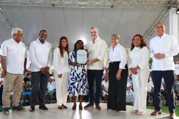 Presidente Abinader entrega 394 títulos de propiedad en SPM