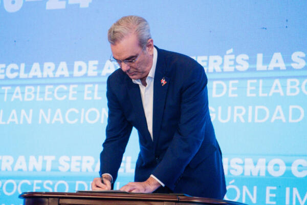 Presidente Abinader firma Pacto Nacional por la Seguridad Vial. FOTO: Fuente Externa.