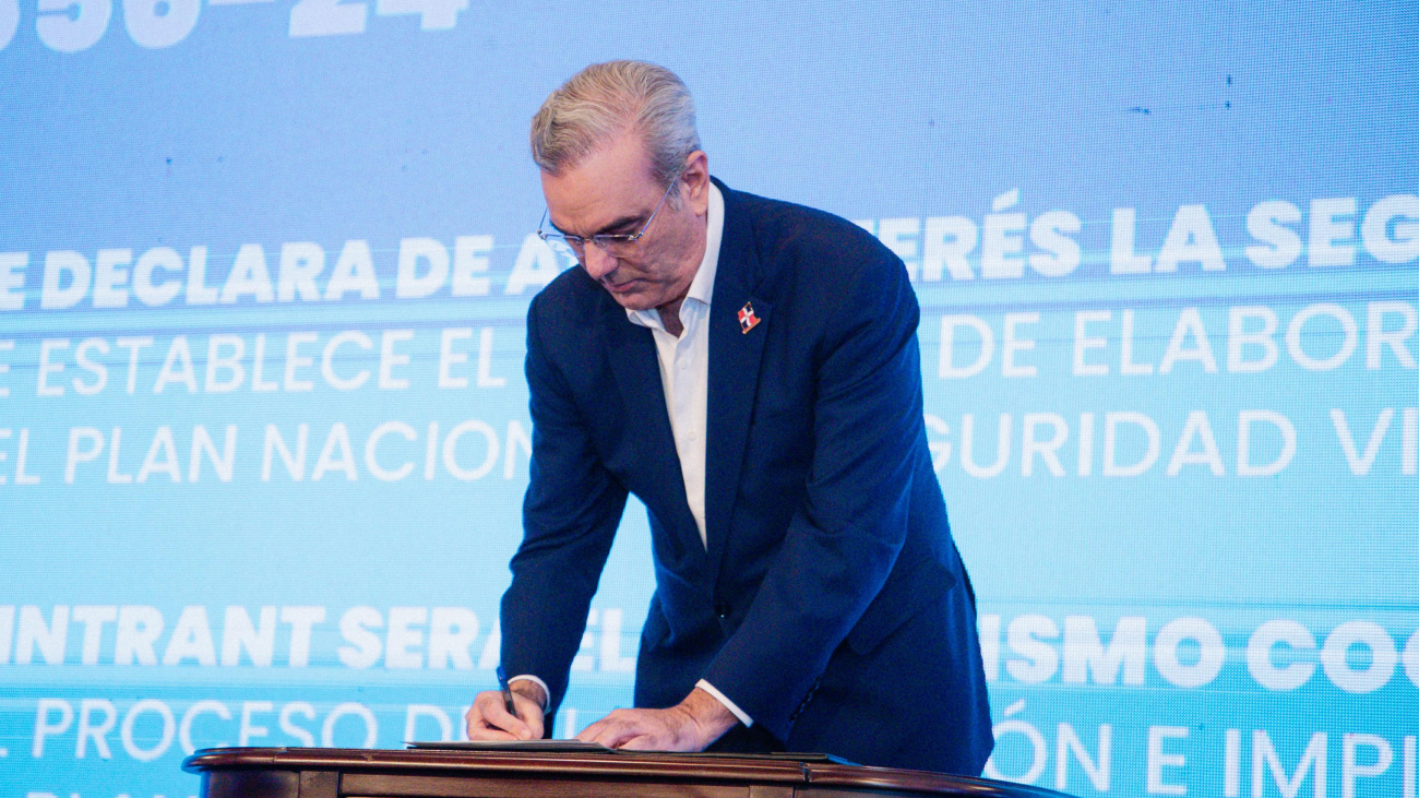 Presidente Abinader declara de alto interés la seguridad vial