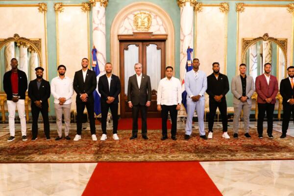 Presidente recibe  equipo que representará RD en torneo Premier 12 en China Taipei
