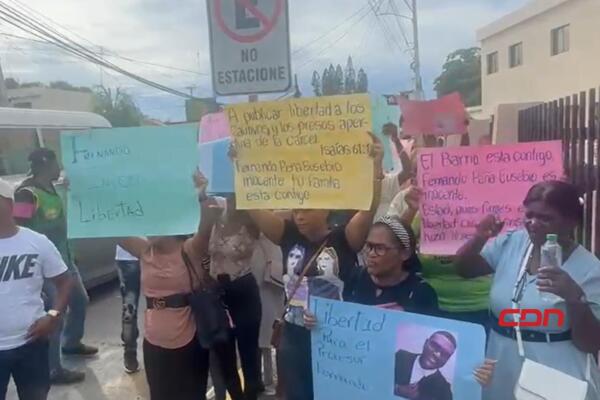 Familiares y amigos del profesor Fernando Peña se concentraron este lunes frente al Palacio de Justicia de San Pedro de Macorís. (foto, CDN)