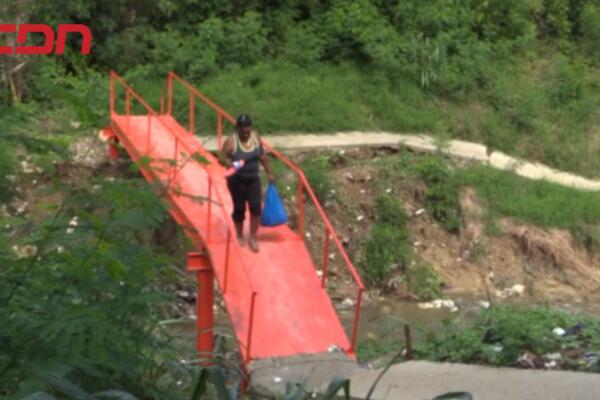 El deterioro del puente también afecta a estudiantes que deben de usarlo para poder llegar a los centros educativos. 
